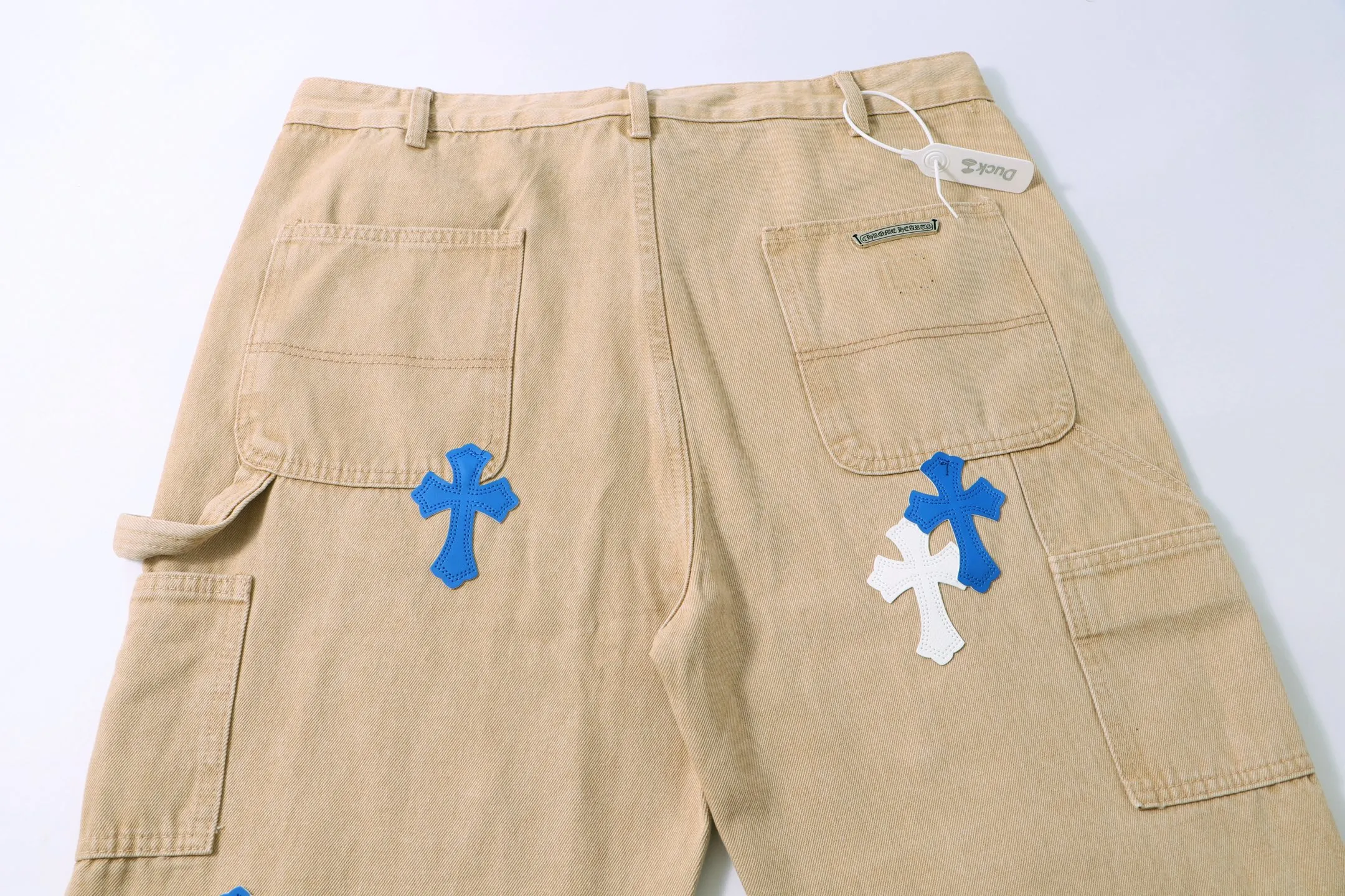 P280 Style No.: H903 Croxin & 𝐂𝐡𝐫𝐨𝐦𝐞 𝐇𝐞𝐚𝐫𝐭 ss25 white and blue patchwork leather workwear imitation wood jeans. Styles with different washed textures are very friendly to people with thin legs. The slightly flared version perfectly modifies the leg shape. The timeless and moderate length makes it easy to match and match. It is the basis for various styles and is a must-have in your wardrobe! The fabric is stiff but also makes the upper body soft without losing texture. The washing process is even more perfect. It is a must-have item for everyone! ! ! Washed wheat, hang tag, pants label, three labels complete Color: khaki Size: 30-32-34-36